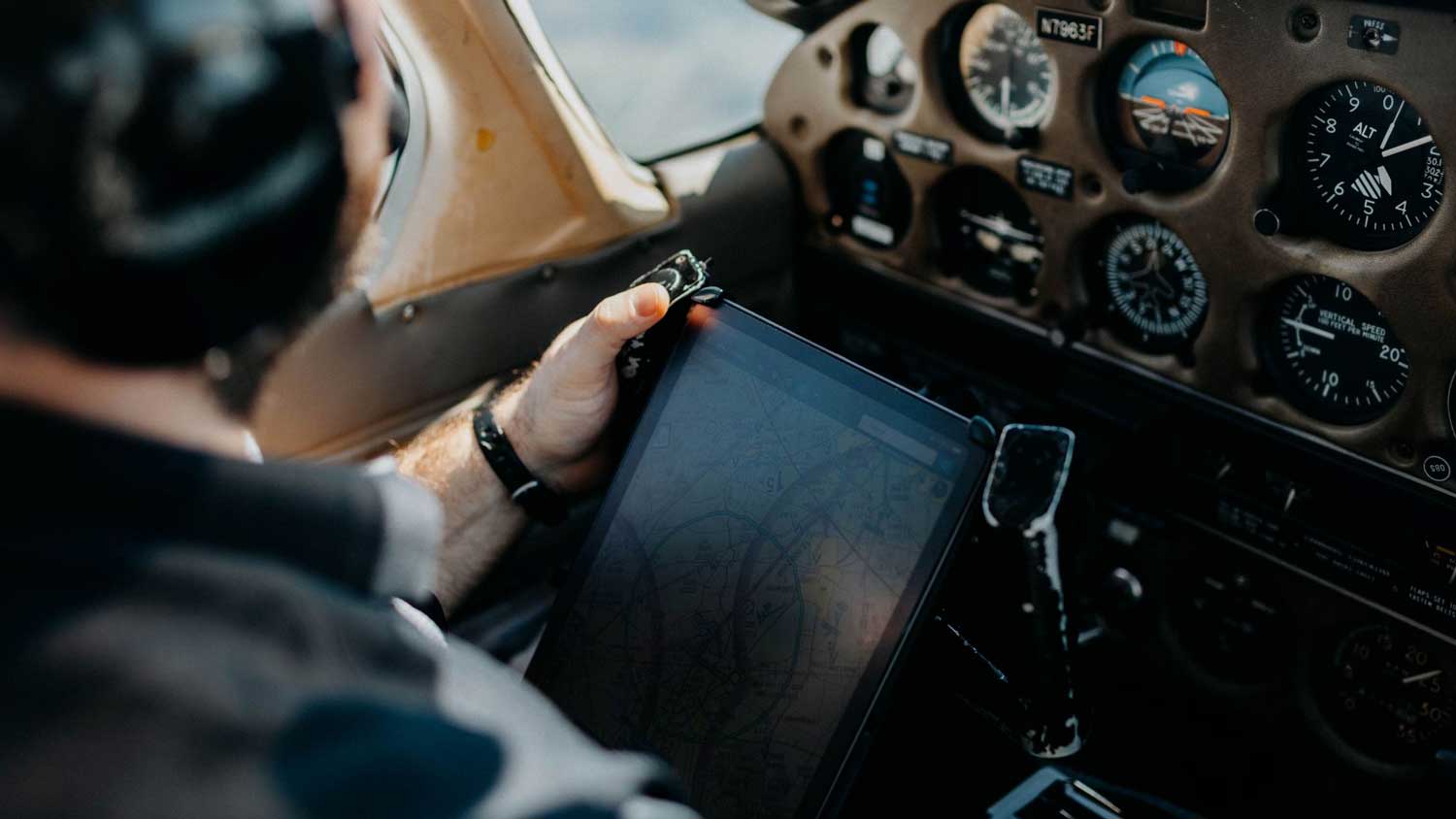 Flight following VFR: guia completo para alunos de voo